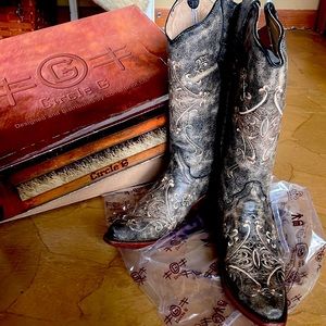 Circle G cowgirl boots. Never warn SS 8 1/2 narrow toe, pointed orig price $142